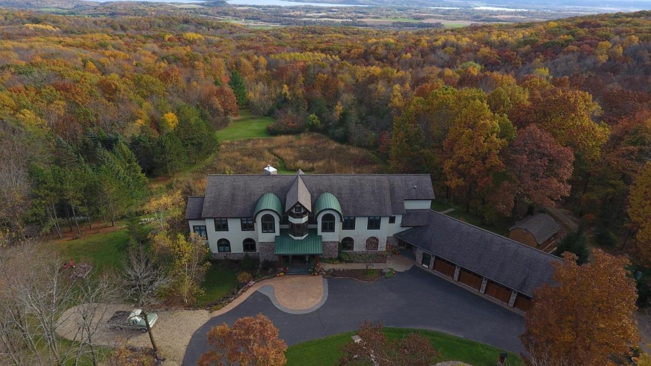 Inn At Wawanissee Point Baraboo Exterior photo